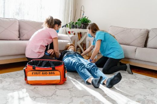 Paramédicos atiende a persona desmayada en la sala de su casa