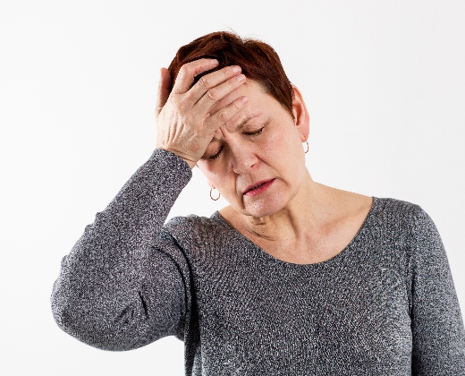 Mujer adulta no puede con una migraña, se toma su cabeza